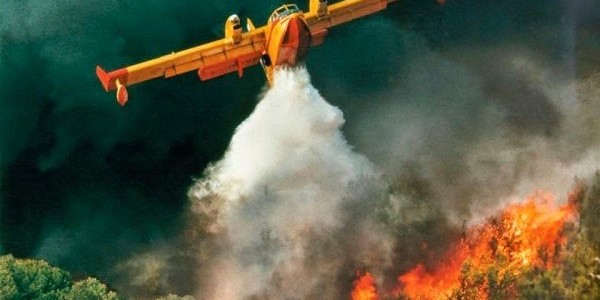 Φωτιά στα Βίλια: Καίγονται σπίτια εκτός οικισμού